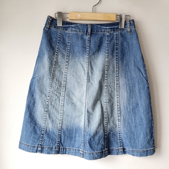 H&M medium wash knee length button front A-line front pocket denim skirt Sz 6 - Picture 2 of 7